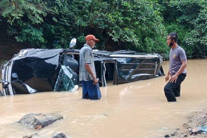 Mitsubishi Pajero Sport hancur terjun sungai saat berusaha kabur setelah senggol Yamaha Mio dan apes terjang lagi Toyota Kijang di Gunung Medan, Sitiung, Dharmasraya, Sumatera Barat.