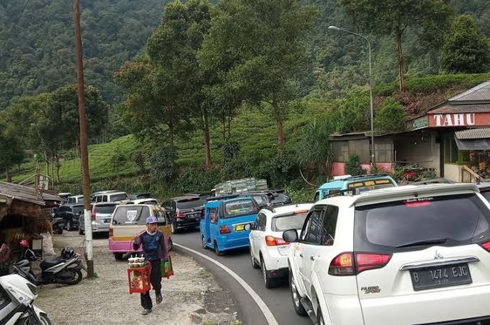 Ilustrasi Jalan Raya Puncak, Bogor, Jawa Barat yang macet saat liburan