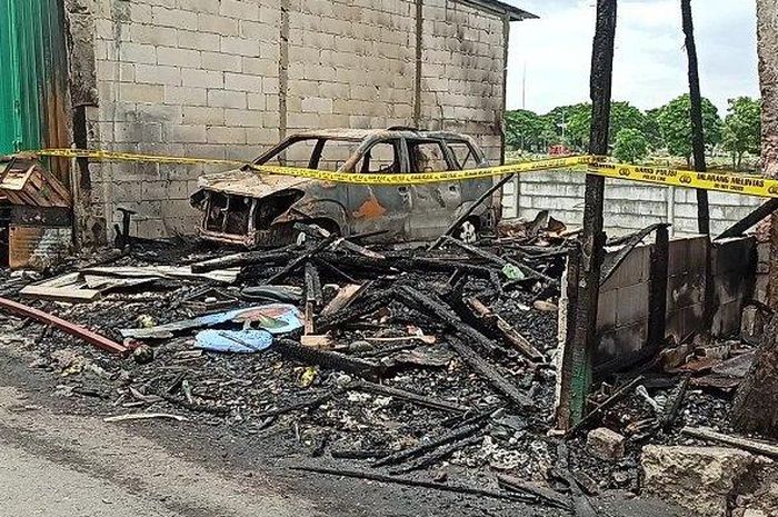 Toyota Avanza yang jadi bangkai karena terjebak kebakaran rumah di Cilincing, Jakarta Utara