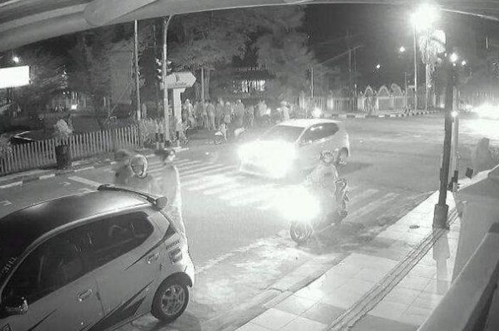 Screenshot detik-detik terjadinya lakalantas mobil vs motor di lampu merah prapatan Masjid Jami Palopo. 