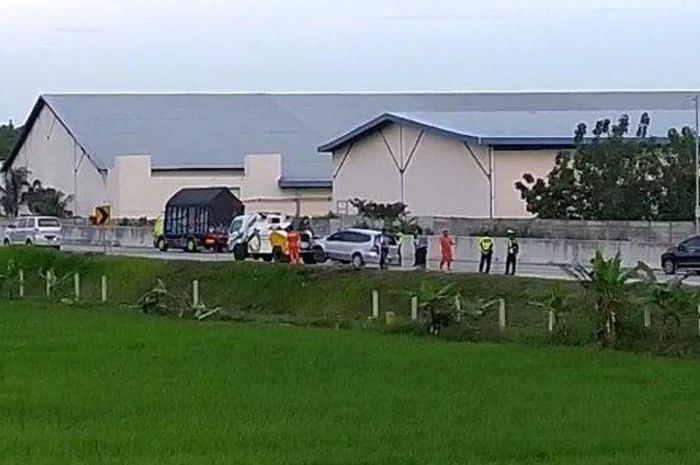 Nissan Grand Livina terperosok masuk ke sawah hingga menyebabkan pengemudi meninggal dunia