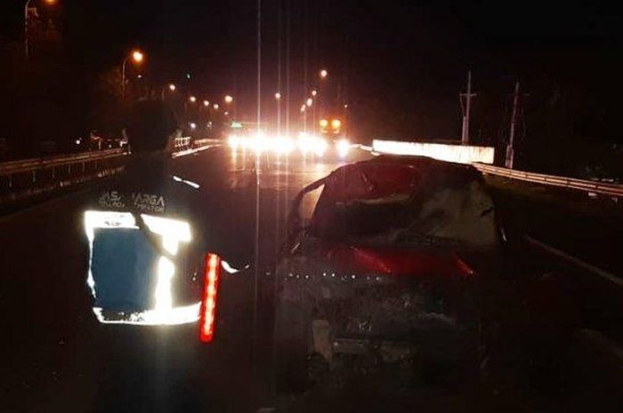 Datsun GO ringsek dengn kondisi atap amblas dan pengemudi tewas terjepit