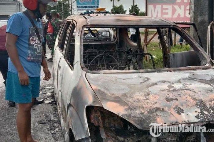 Daihatsu Xenia hangus diserbu api