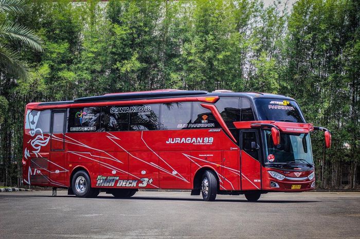 tampilan dari armada bus Juragan 99 Tran milik Gilang Widya Pramana.