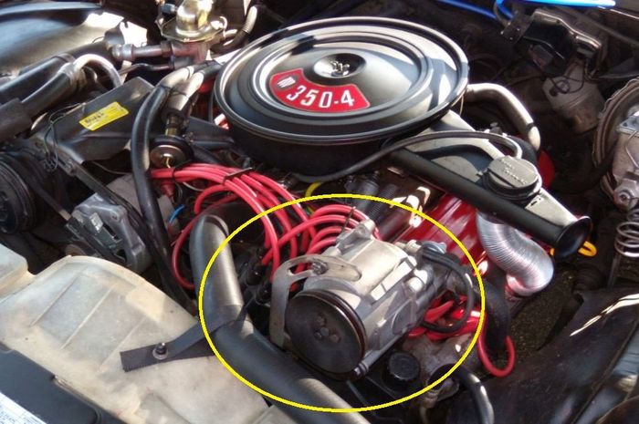 Smog Pump (dilingkari kuning) yang dipasang di mesin Buick 350-4. 