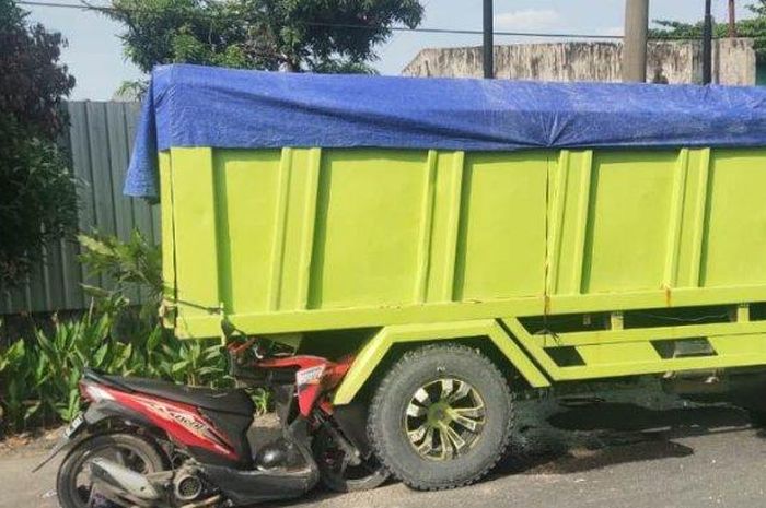 Honda BeAT menancap di kolong truk