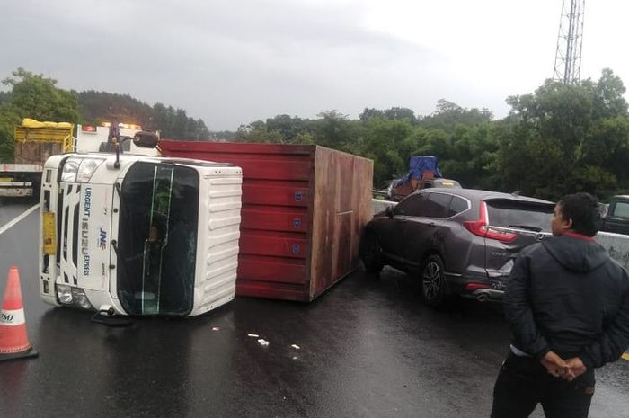 Tabrakan beruntun melibatkan tujuh kendaraan di ruas tol Ungaran-Bawen, termasuk eks personel Trio Macan, Chacha Sherly