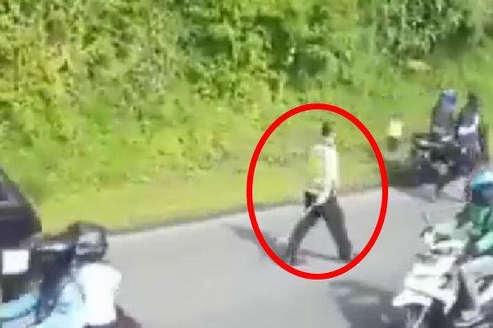 Pemukulan yang dilakukan polisi di kawasan Ciater ke pengendara motor