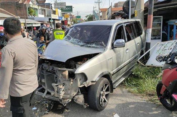 kijang Grand Luxury rontok wajah setelah tumbuk bodi belakang Bus Rajawali