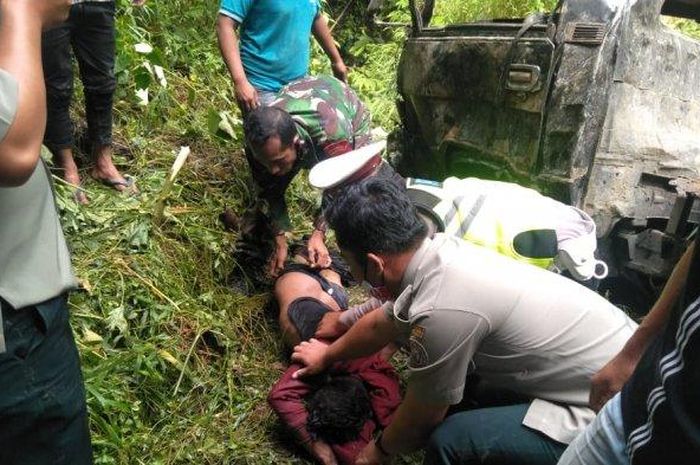 Proses evakuasi pengemudi dan penumpang Mitsubishi L300 yang terjun jurang di desa Pancur Napitu Taput, Siatas Barita, Tapanuli Utara, Sumatera Utara.