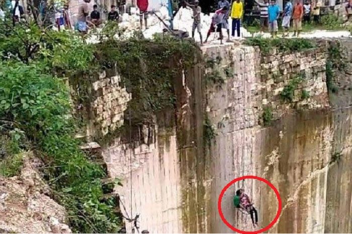 Arif (30), sopir truk masih hidup usai jatuh dari jurang tambang kapur Desa Bektiharjo, Kecamatan Semanding, Selasa (5/1/2021)   