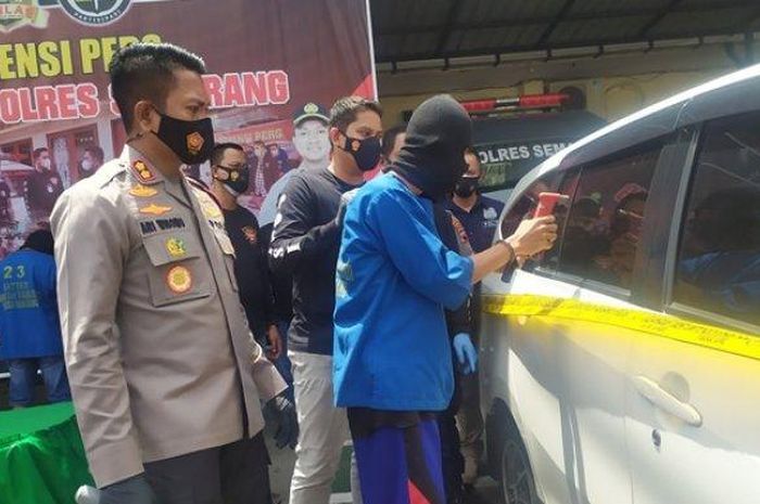 Tersangka Tengku Rimba (26) saat memperagakan aksi pencurian dengan modus pecah kaca mobil dalam gelar perkara di Mapolres Semarang, Rabu (6/1/2021).