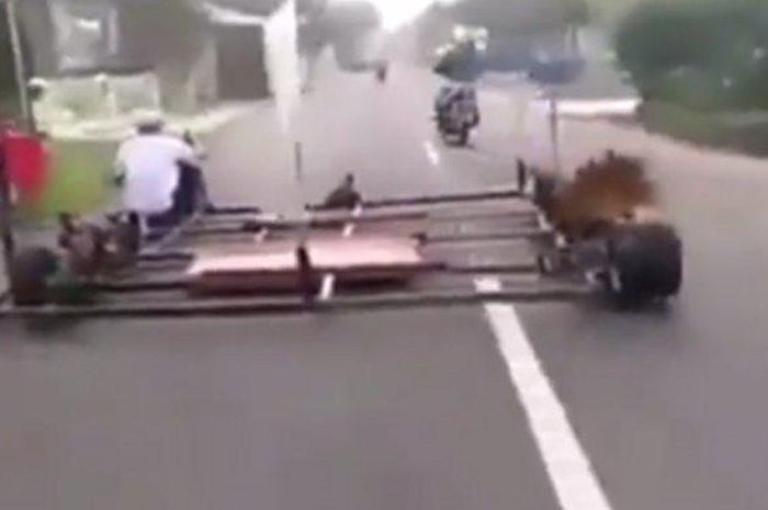 Vespa Gembel makan setengah badan jalan