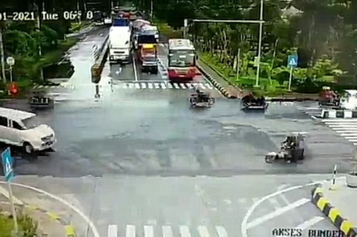 Pengendara motor nekat menerobos lampu merah hingga mengalami kecelakaan terjadi di Gresik, Jawa Timur.