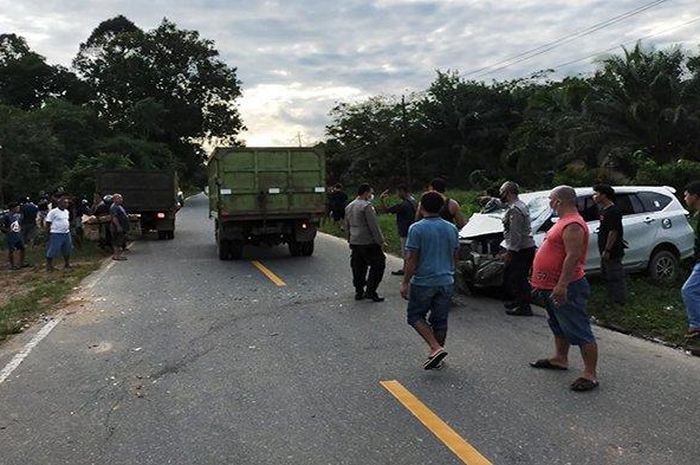 Toyota Calya ringsek setelah beradu lawan truk dan dihantam motor