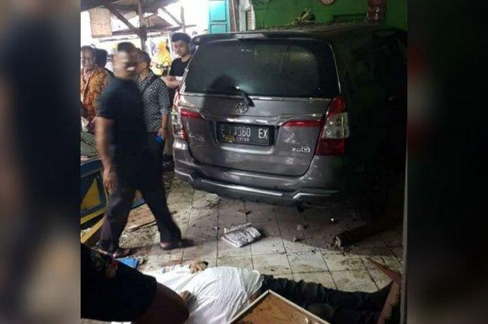 Toyota Kijang Innova bobol rumah warga hingga nyelonong ke teras di jalan raya Kranggan, Puspasari, Citeureup, kabupaten Bogor, Jawa Barat