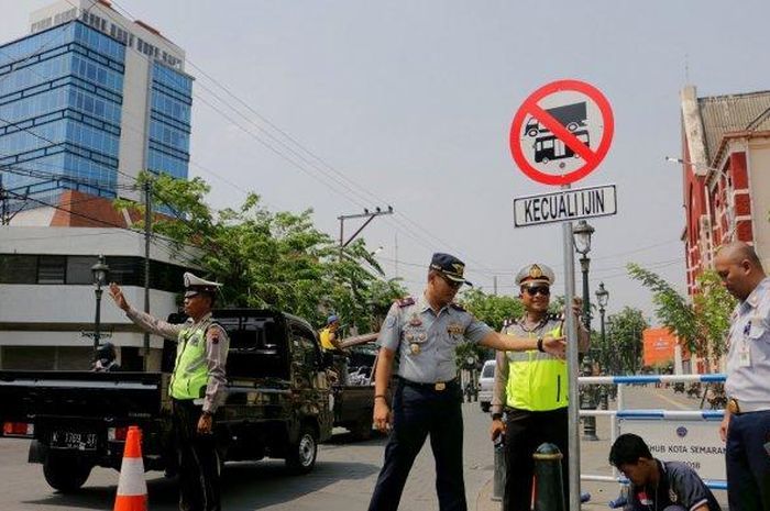 Dinas Perhubungan (Dishub) Kota Semarang bersama petugas kepolisian dari Polrestabes Semarang sedang melakukan pemasangan rambu larangan bus dan truk Kawasan Kota Lama.