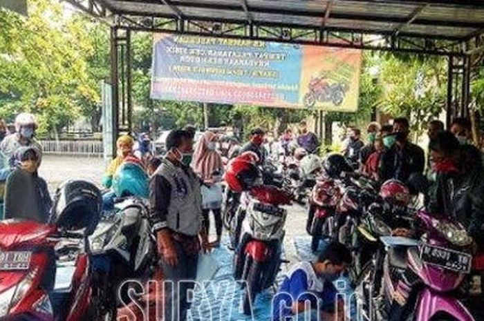 Ada jalur antrean khusus untuk lady biker di kantor Samsat Polres Pasuruan.