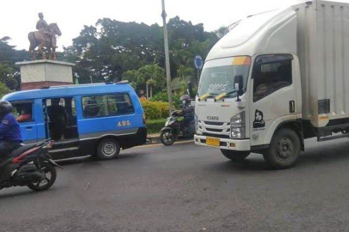 Ilustrasi kendaraan besar di jalanan Kota Malang.