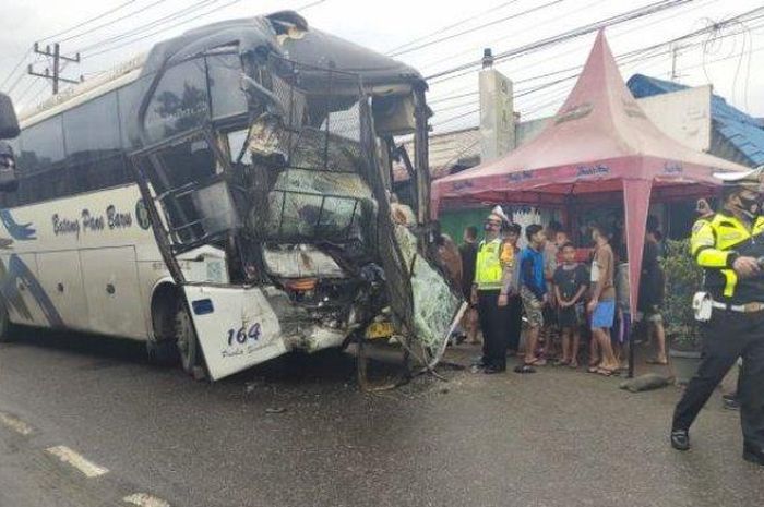 Bus PO Batang Pane Baru remuk disebut kecelakaan dengan truk di Jalan raya Medan-Tebing Tinggi, Deli Serdang, Sumatera Utara