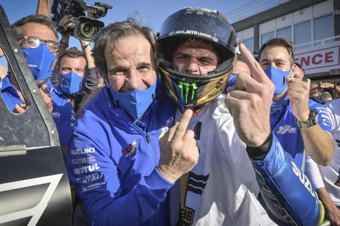 Davide Brivio (kiri) dan Joan Mir (kanan) saat selebrasi mengunci poin klasemen untuk juara dunia usai MotoGP Valencia 2020.