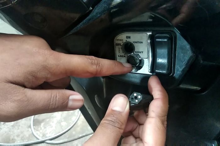 Rumah kunci motor dengan pengaman magnet