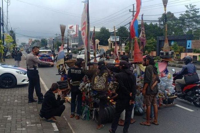 Vespa Ekstrim yang dikandangin Satlantas Semarang di Jl Diponegoro, Ungaran, kabupaten Semarang, Jawa Tengah