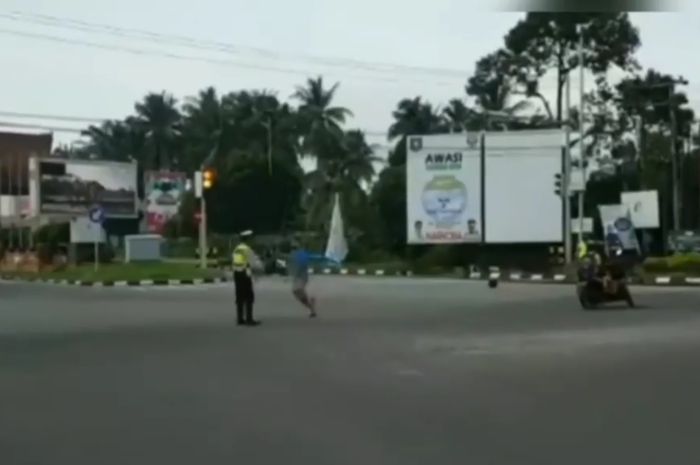 Viral pemotor terobos lampu merah dan serang polisi karena berkendara dalam keadaan mabuk di Simpang Empat, Kantor Gubernur Bangka Belitung.