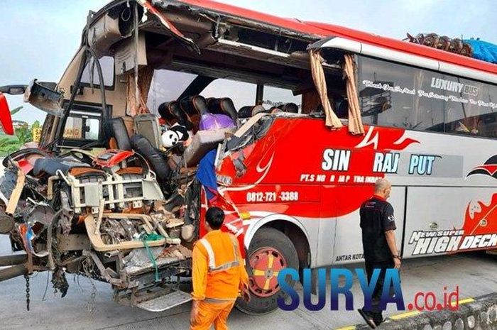 Bus PO Singaraja Putra terjang truk hingga bodi terbelah dan terkelupas di ruas tol Ngawi-Kertosono, Magetan, Jawa Timur hingga empat penumpang tewas