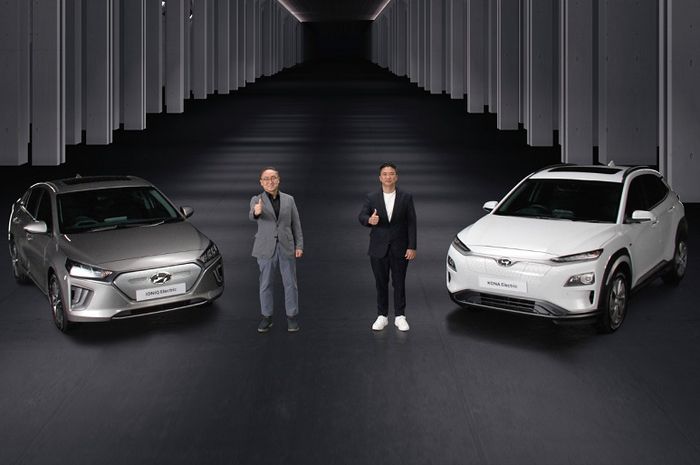 Ilustrasu line up mobil listrik Hyundai IONIQ Electric (Silver) dan KONA Electric (Putih)