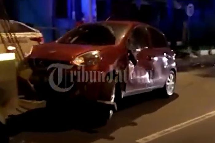Nissan March bonyok bodi kiri hingga ringsek saling terjang dengan Honda BeAT di Semarang Selatan, Semarang, Jawa Tengah