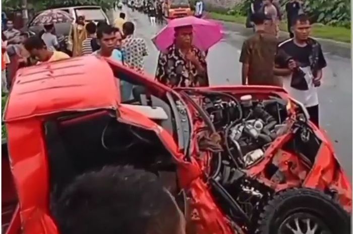 Isuzu Panther BPBD Lombok Timur ambyar tabrakan dengan truk, dua anggota tewas