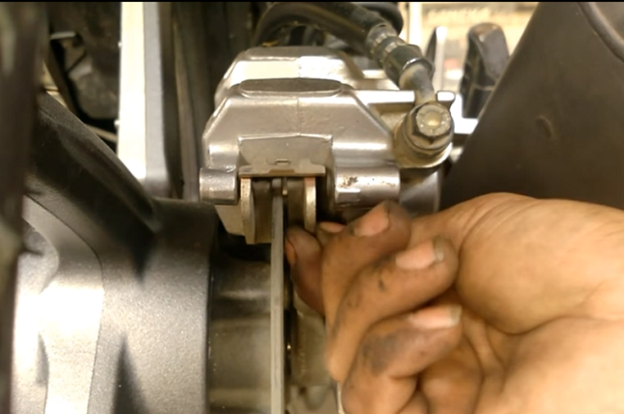 Mengintip kondisi kampas rem sudah habis atau belum