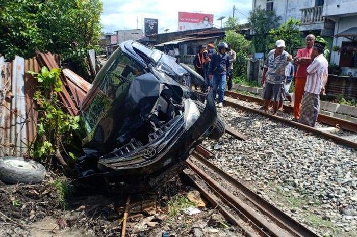 Toyota Avanza ringsek tak berbentuk setelah dihantam kereta api
