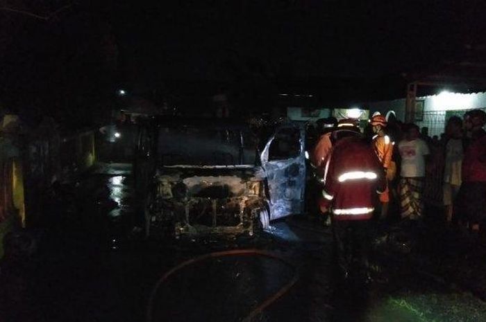 Daihatsu Luxio ludes terbakar