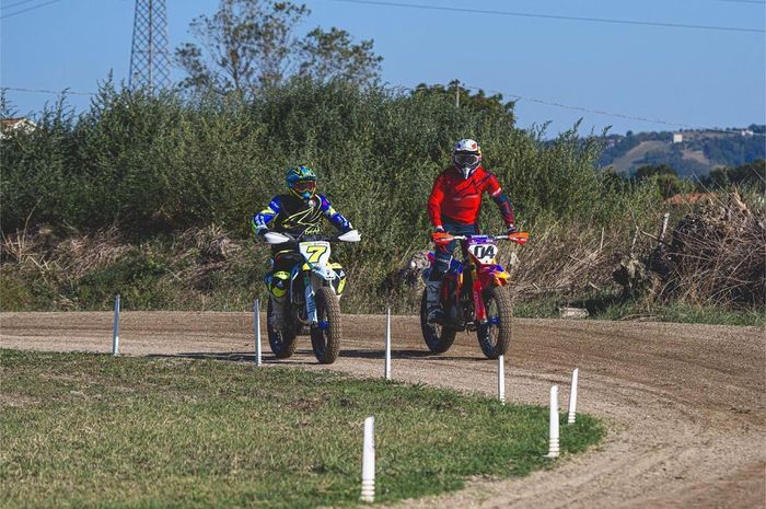 momen latihan motocross Lorenzo Baldassarri dan Andrea Dovizioso.