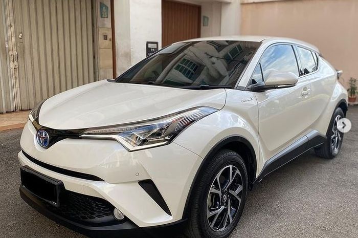 Toyota C-HR Hybrid tahun 2019 di showroom mobil bekas, Auto Jaya