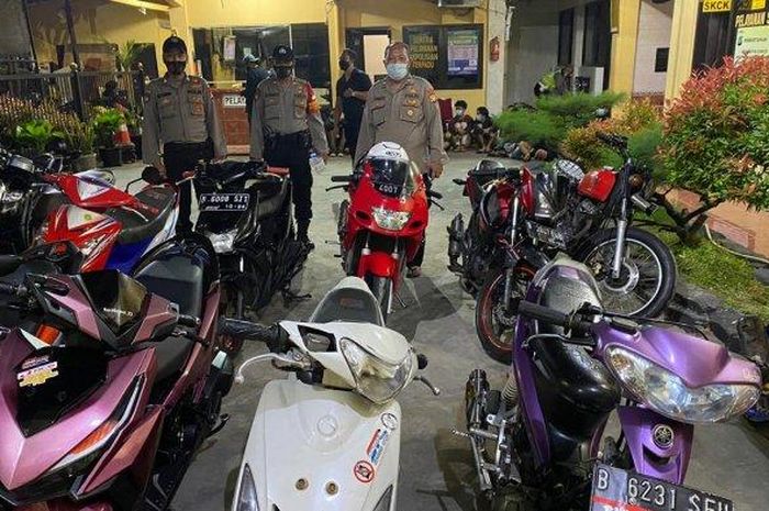 Aparat Kepolisian berhasil mengamankan 32 motor yang diduga digunakan untuk balap liar di Jalan Pangeran Antasari, Cilandak, Jakarta Selatan pada Sabtu (9/1/2021).  