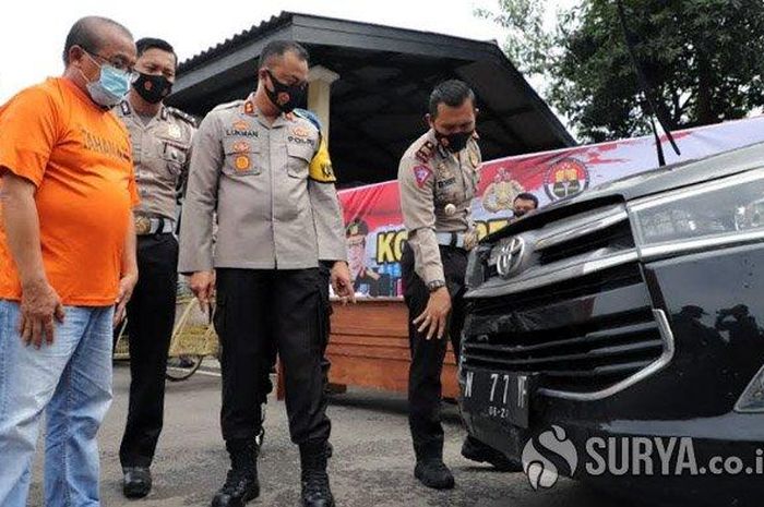 DK (56) beserta barang bukti Toyota Kijang Innova miliknya yang dipakai aksi tabrak laii menewaskan seorang tukang becak di jalan raya dusun Tepus, Sukorejo, Ngasem, kabupaten Kediri, Jawa Timur, (7/1/21).