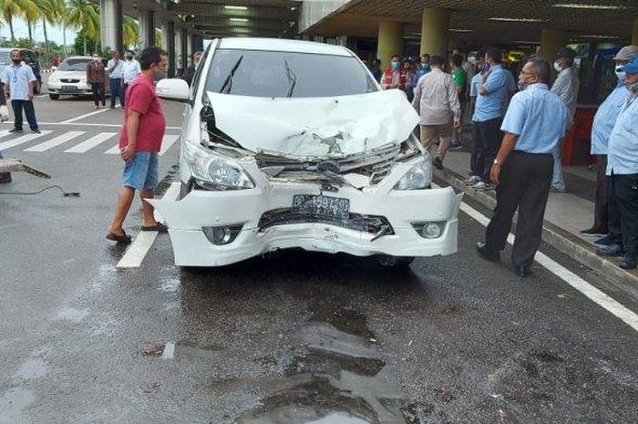 Toyota Kijang Innova babak belur hantam tiang musala di Bandara Hang Nadim, Batam, Kepulauan Riau