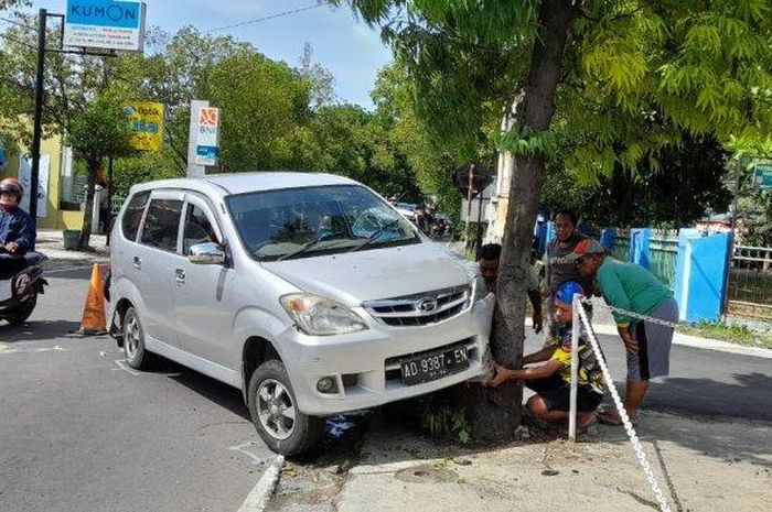 Daihatsu Xenia tumbuk pohon usai ban depan kiri pecah di Kroyo, Karangmalang, Sragen, Jawa Tengah