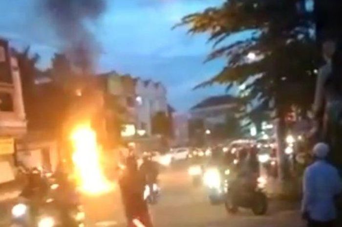 Suzuki Satria FU 150 tiba-tiba terbakar di Simpang BPK Jalan HOS Cokroaminoto, Kecamatan Tegalrejo, Yogyakarta pada Sabtu (09/01/2021).