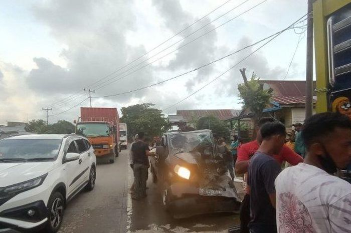 Suzuki Mega Carry tebas truk parkir hingga kabin terbelah di Barru, Sulawesi Selatan