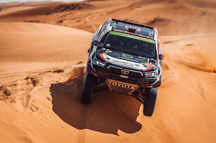 Pereli tim Overdrive Toyota, Yazeed Al-Rajhi jadi pemenang stage 7 kategori mobil Reli Dakar 2021.