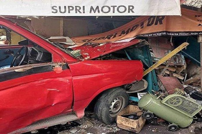 Isuzu Panther angkot terjang bengkel motor hingga berantakan di Cakung, Jakarta Timur