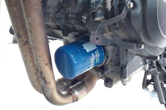 Filter oli Honda Jazz terpasang di Yamaha MT-25