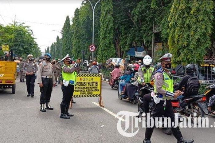 Operasi Yustisi PPKM Jawa Bali di Jalan Gubernur Suryo, Gresik, Senin (11/01/2021). 