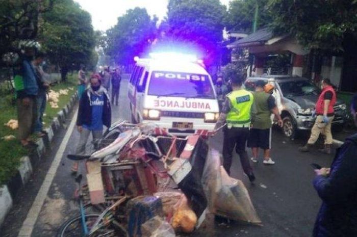 Pajero Sport menyeruduk becak hinga rusak parah dan menyebabkan pengayuh becak tewas