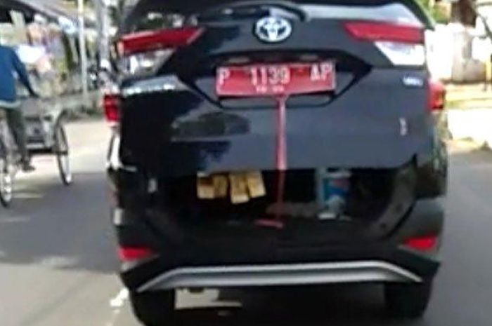 Toyota Rush pelat merah tepergok angkut kayu hingga pintu bagasi sengaja dibuka sambil jalan