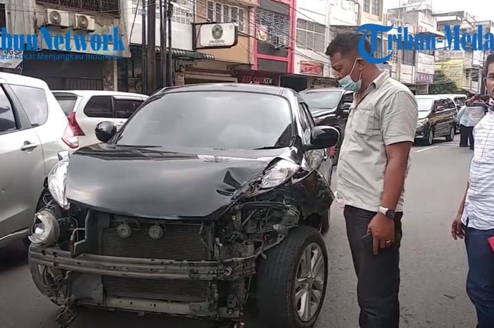 Nissan Juke ompong depan usia hajar sedan lanjut tebas dua Toyota Avanza parkir di Jl Jawa, Medan Timur, Medan, Sumatera Utara